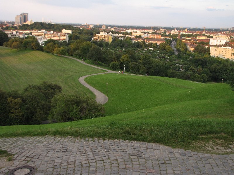 olympia berg_munchen.jpg - Uitzicht vanaf de Olympiaberg over München. De berg is niet een natuurlijke berg. Hij bestaat uit het puin van de verwoeste huizen van München tijdens de tweede wereldoorlog.